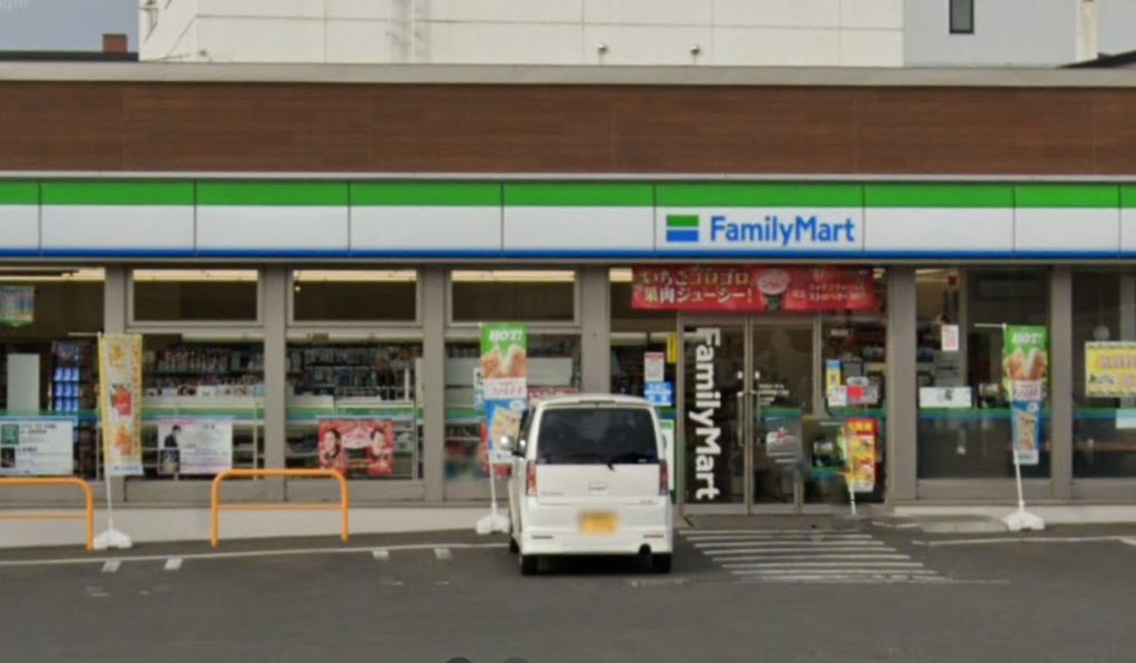 ファミリーマート札幌本郷通2丁目店（徒歩約3分）