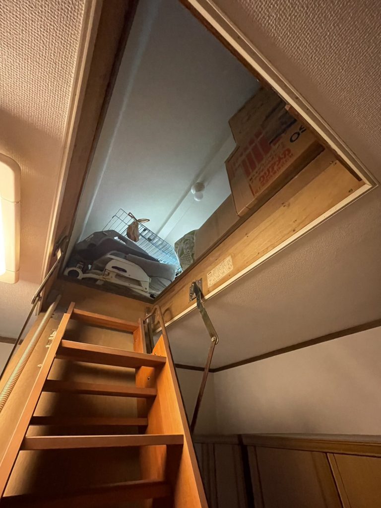 屋根裏収納