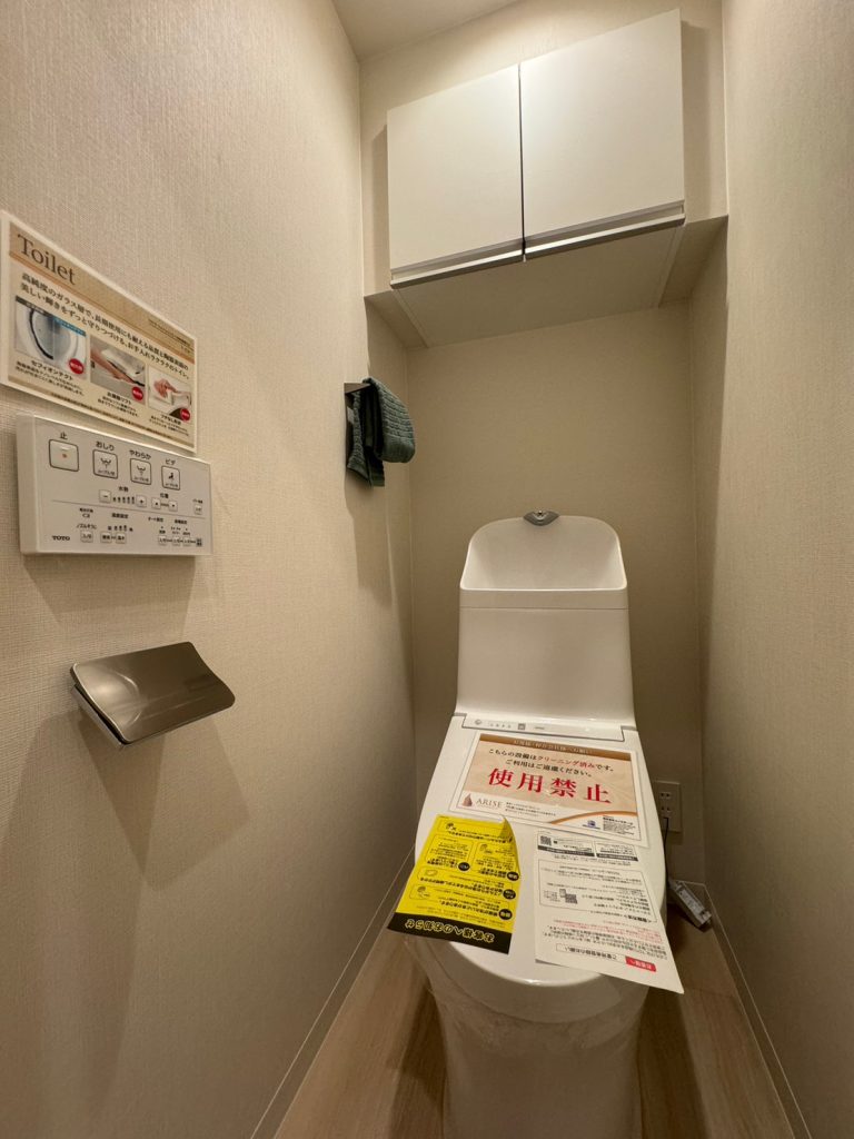 便利な壁付けリモコン、白を基調とした落ち着く空間