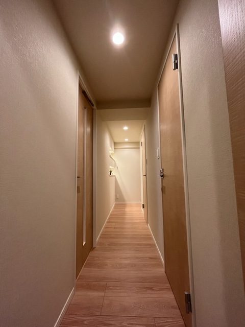 壁カウンター付廊下