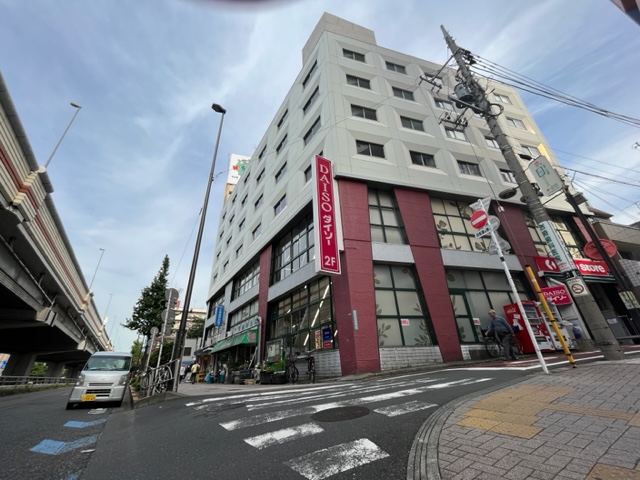 道路側を背にし右サイドからの代田ロイヤルパレス