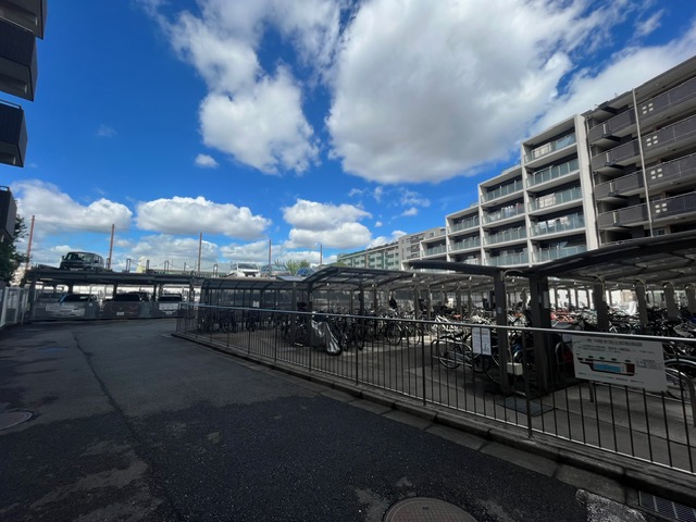 地上駐車場2階建（地下駐輪場も有）、駐輪場