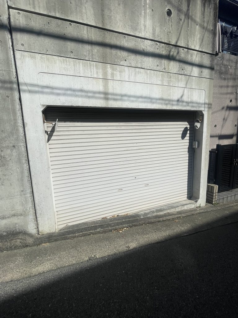 シャッター付車庫　南側道路より撮影